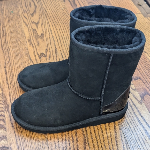 UGG CLASSIC SHORT II METALLIC BLACK SHEEPSKIN BOOT - Picture 1 of 5